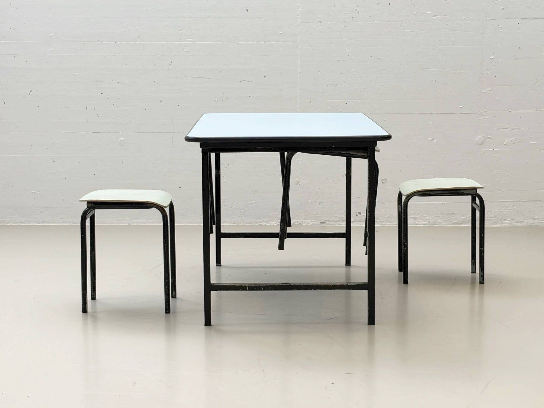 Set di tavolo e panche: Set: Mid-Century Kelko Tisch mit Hockerquartett, 1970er – Usato da Zürich venduto da LeMoege 6