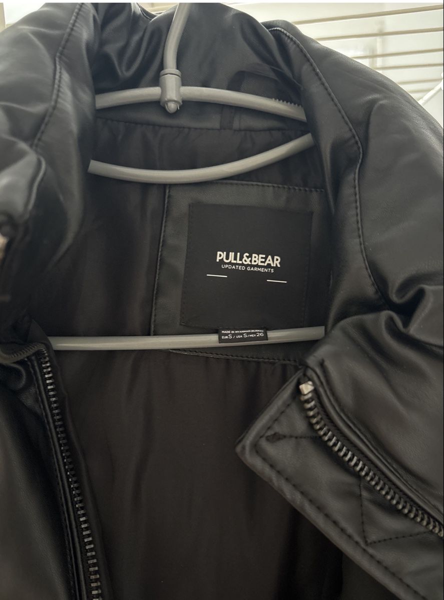 Pull&Bear Gilet & Giacche senza maniche: DOUDOUNE NOIRE SANS MANCHE PULL&BEAR STYLE CUIR – Nuovo (secondo la descrizione) da Grimisuat venduto da nAth.- 1