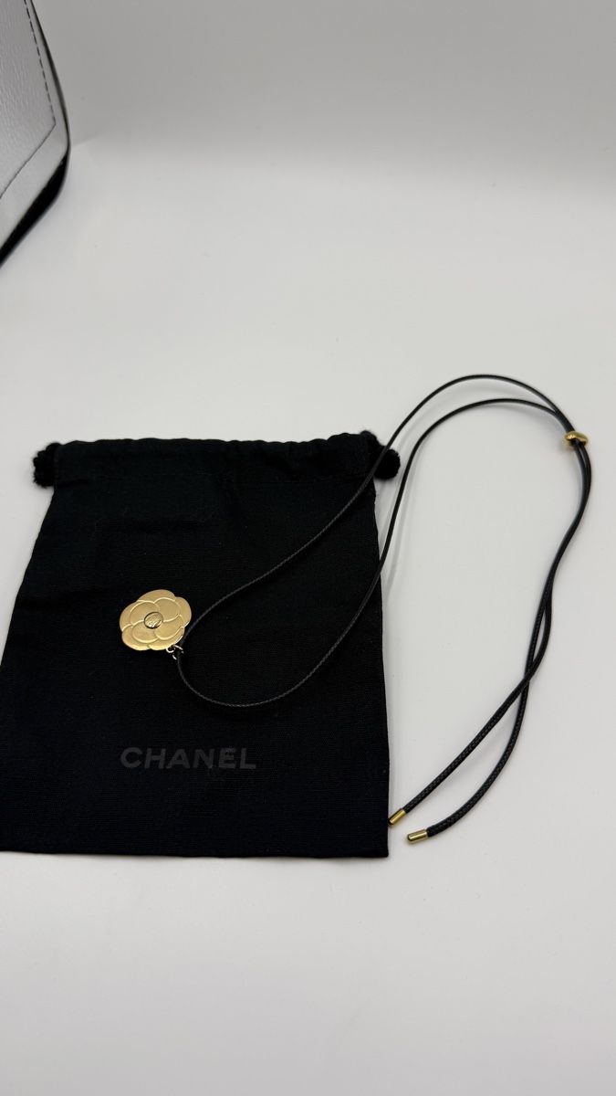 Catenine: Chanel Camellia Flower Necklace - – Nuovo (secondo la descrizione) da Chur venduto da Madeys