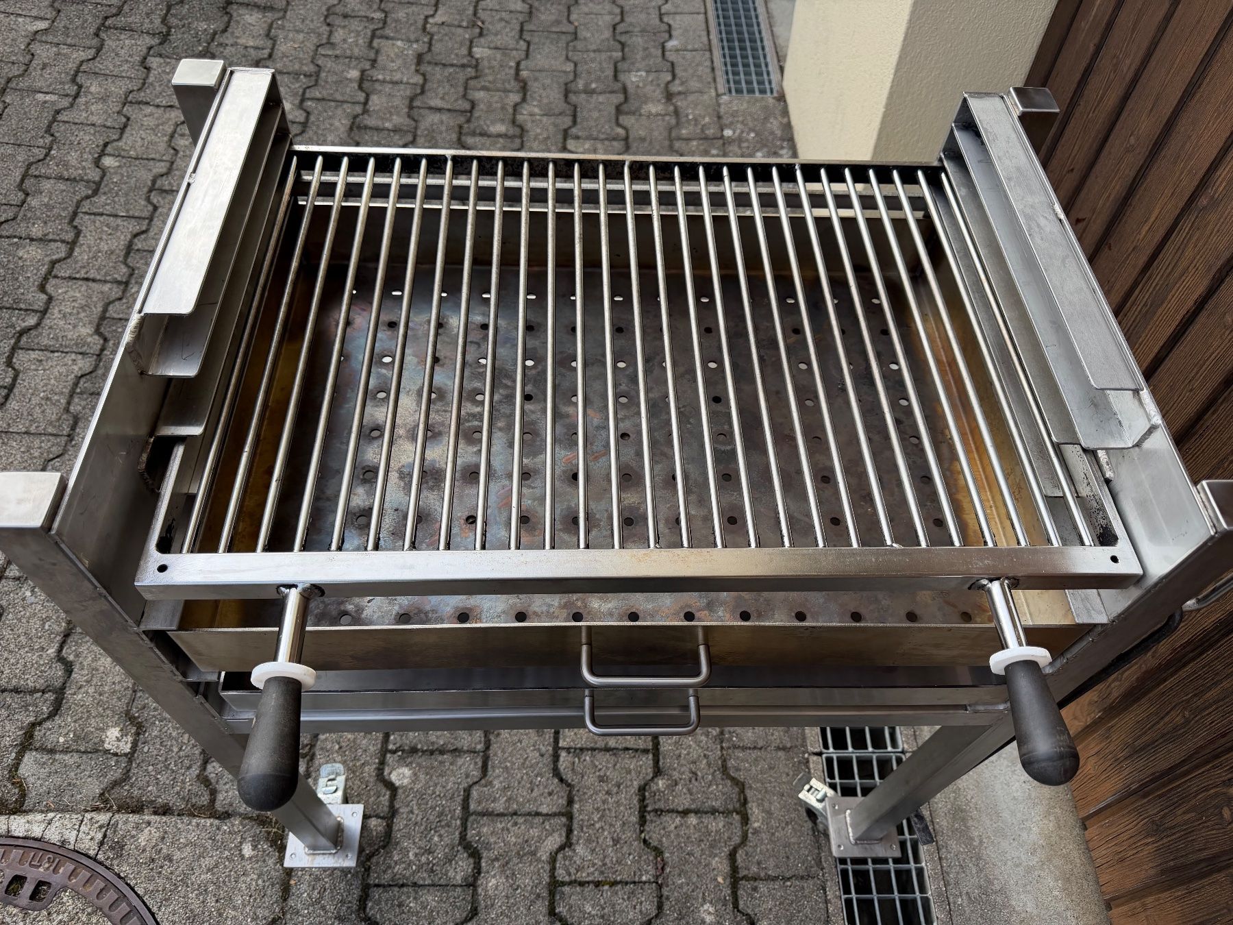 Grills: Profi-Gastro Holzkohle Grill – Gebraucht aus Bremgarten AG von lla_d8qx 5