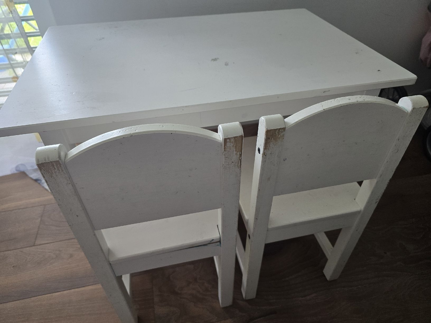 Set di tavolo e panche: Gut gebrauchter Sundvik Kindertisch mit 2 Stühlen – Usato da Olten venduto da Jullis