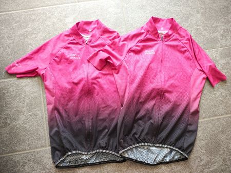 2X identische Velotrikots für Damen