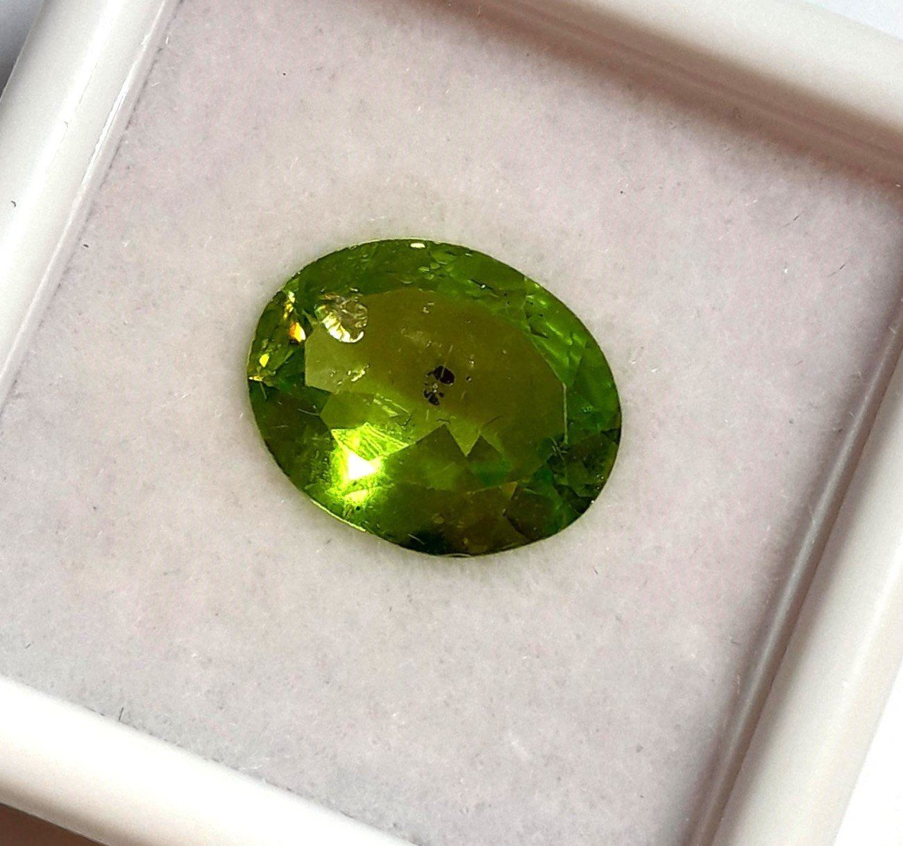 Edelsteine: 1x Péridot 10x8 mm - Valeur 500.- Fr – Neu (gemäss Beschreibung) aus Grimisuat von Valgem 1