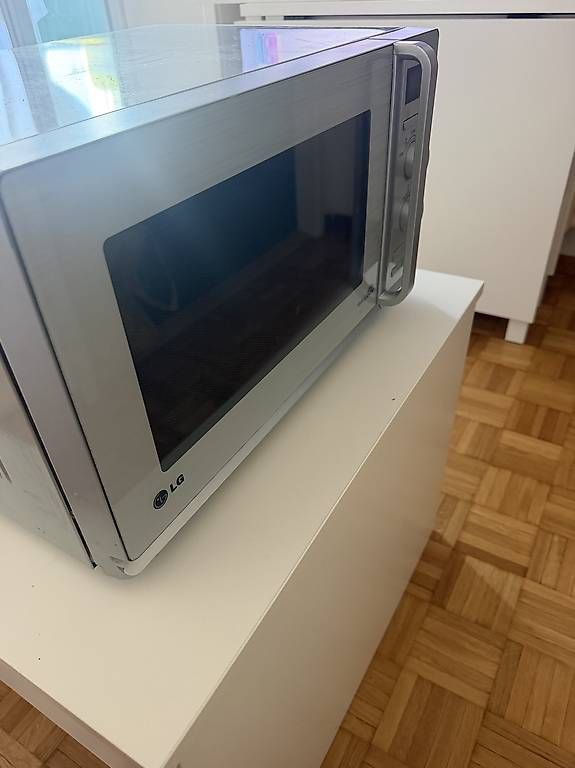 LG Fours: Micro onde  LG – D'occasion à Lausanne par ilh_sn9y 1