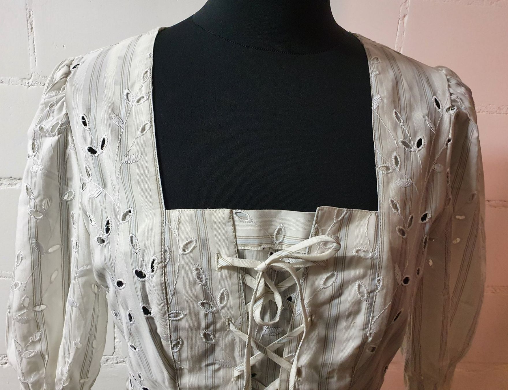 Camicette: Neu: "Wallmann" / edle Trachten Mieder-Bluse Gr. 40 / Creme – Nuovo (secondo la descrizione) da Muri AG venduto da Edlerweiss 3