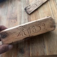 Holzbehälter mit Gravur 1859 Dekoration Altgebraucht