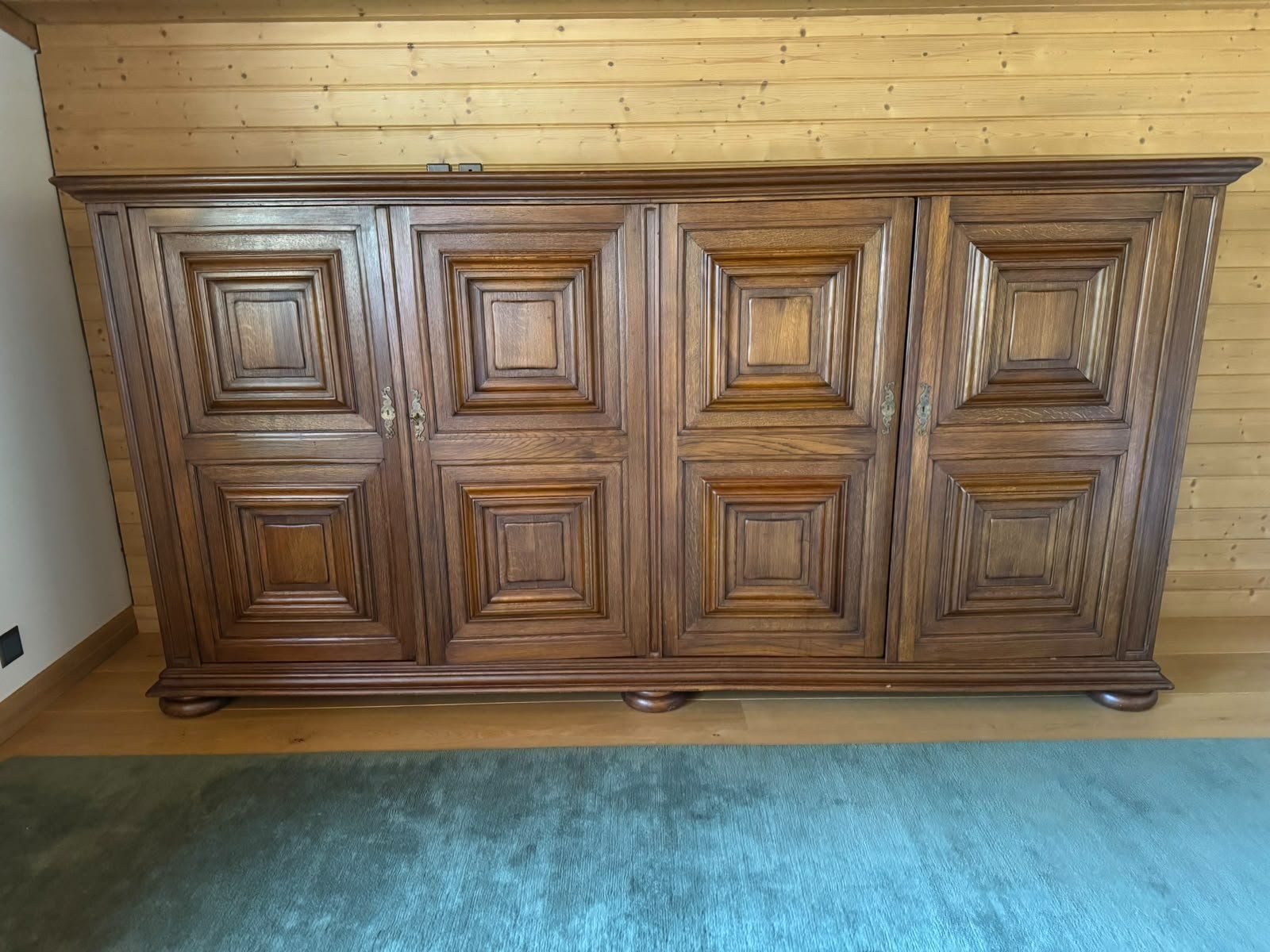 Buffets: Rustikaler Holzschrank – D'occasion à Kandersteg par jbulle