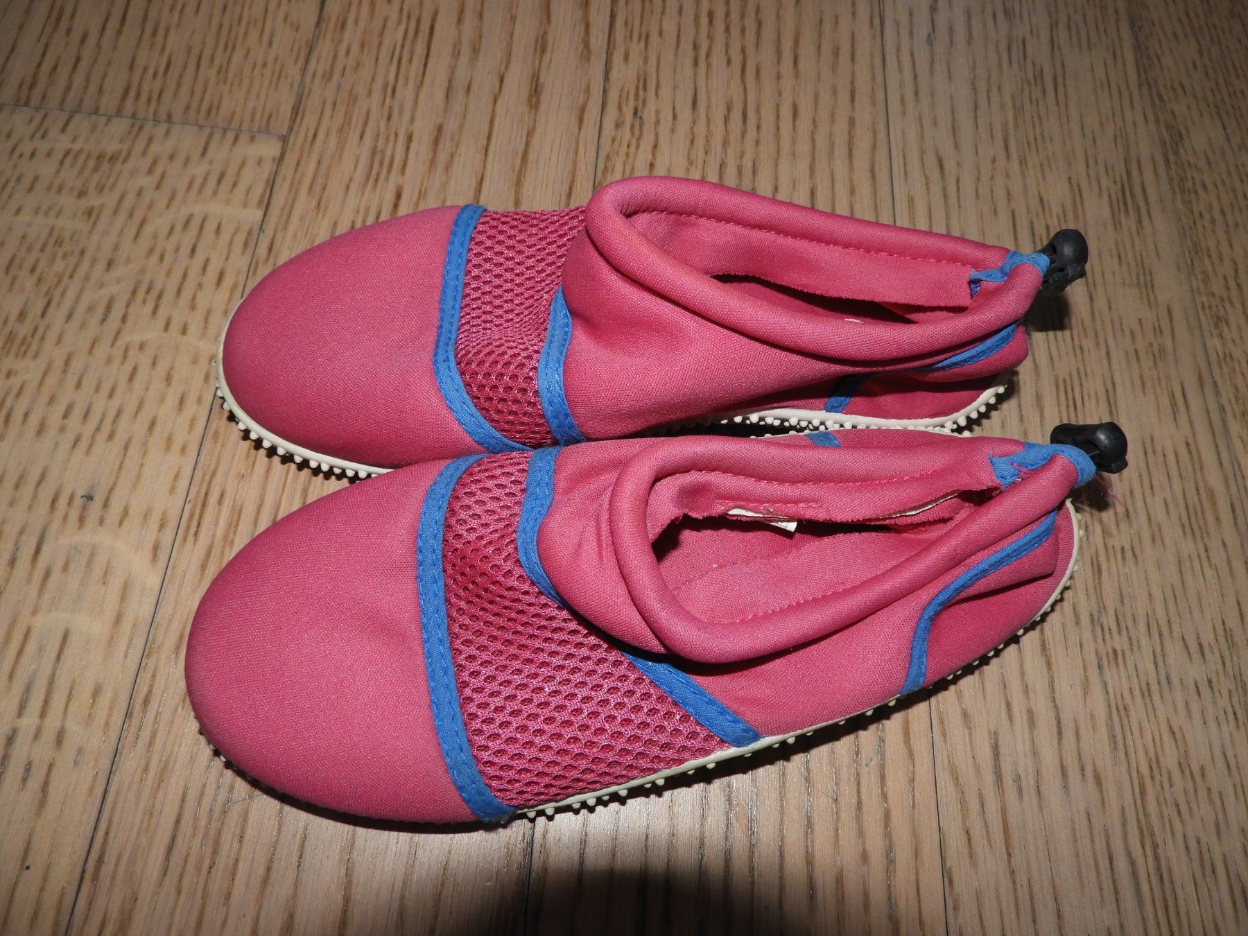 Scarpe per ragazze: Badeschuhe / Wasserschuhe, pink, Grösse 33 – Usato da Hergiswil NW venduto da Noema2006