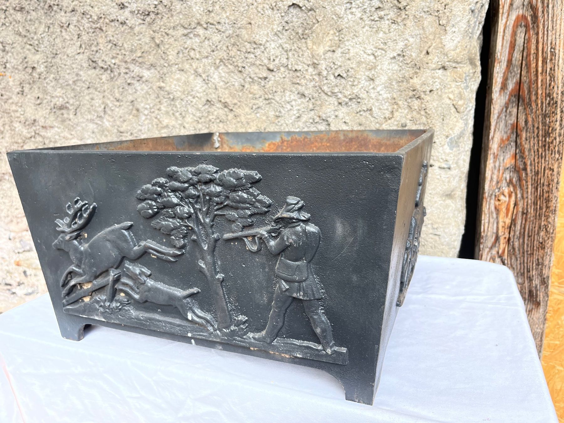 Vasi per fiori: Antike Gusseiserne Jardinaire – Usato da Brienz BE venduto da hey_z9vg