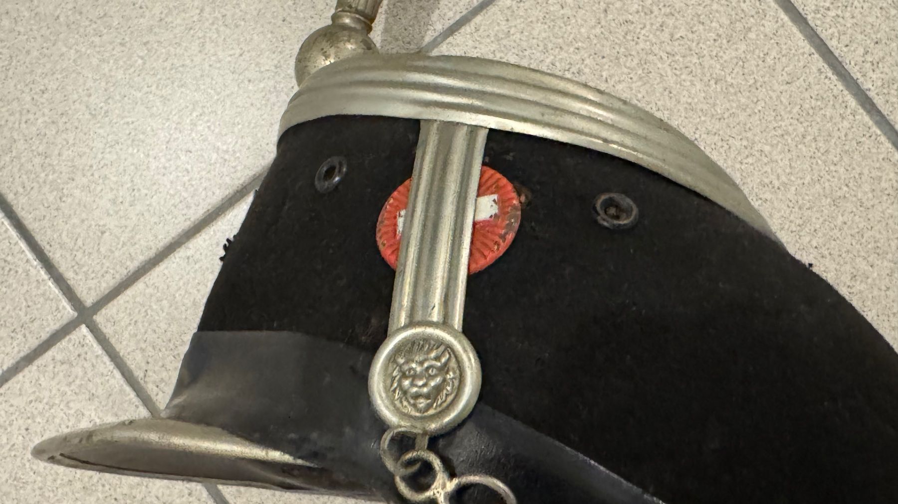 Schweizer Armee Uniformi & Effetti personali: Original Schweizer Dragonerhelm Kavallerie M1918 – Usato da Bremgarten AG venduto da Schussi 2