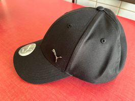 2 casquettes marque Puma et Adidas