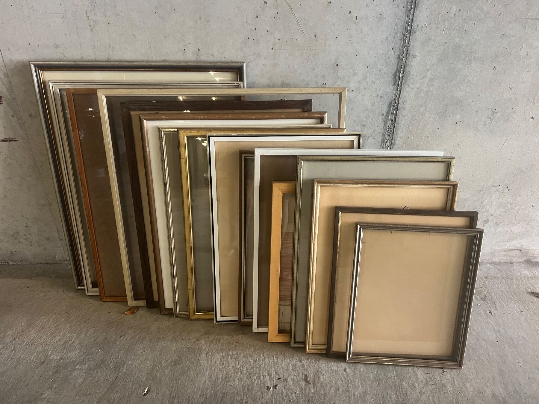 Cornici: 16 verschiedene Holz Bilderrahmen mit Glas – Usato da Rain venduto da Pic-Ass