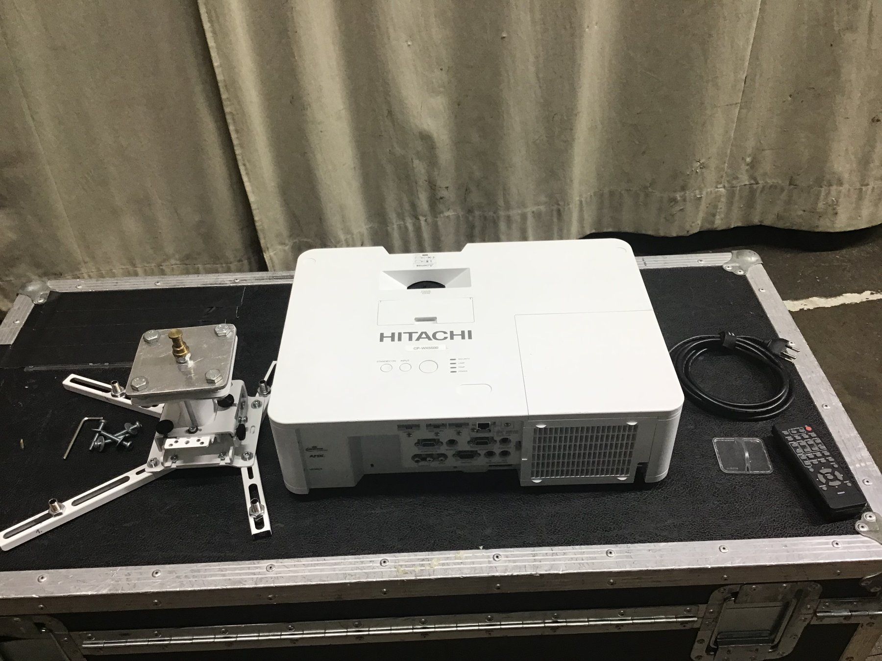 Hitachi Videoprojektoren: Projektor Hitachi CP-WX5500 – Gebraucht aus Leuggern von stagem