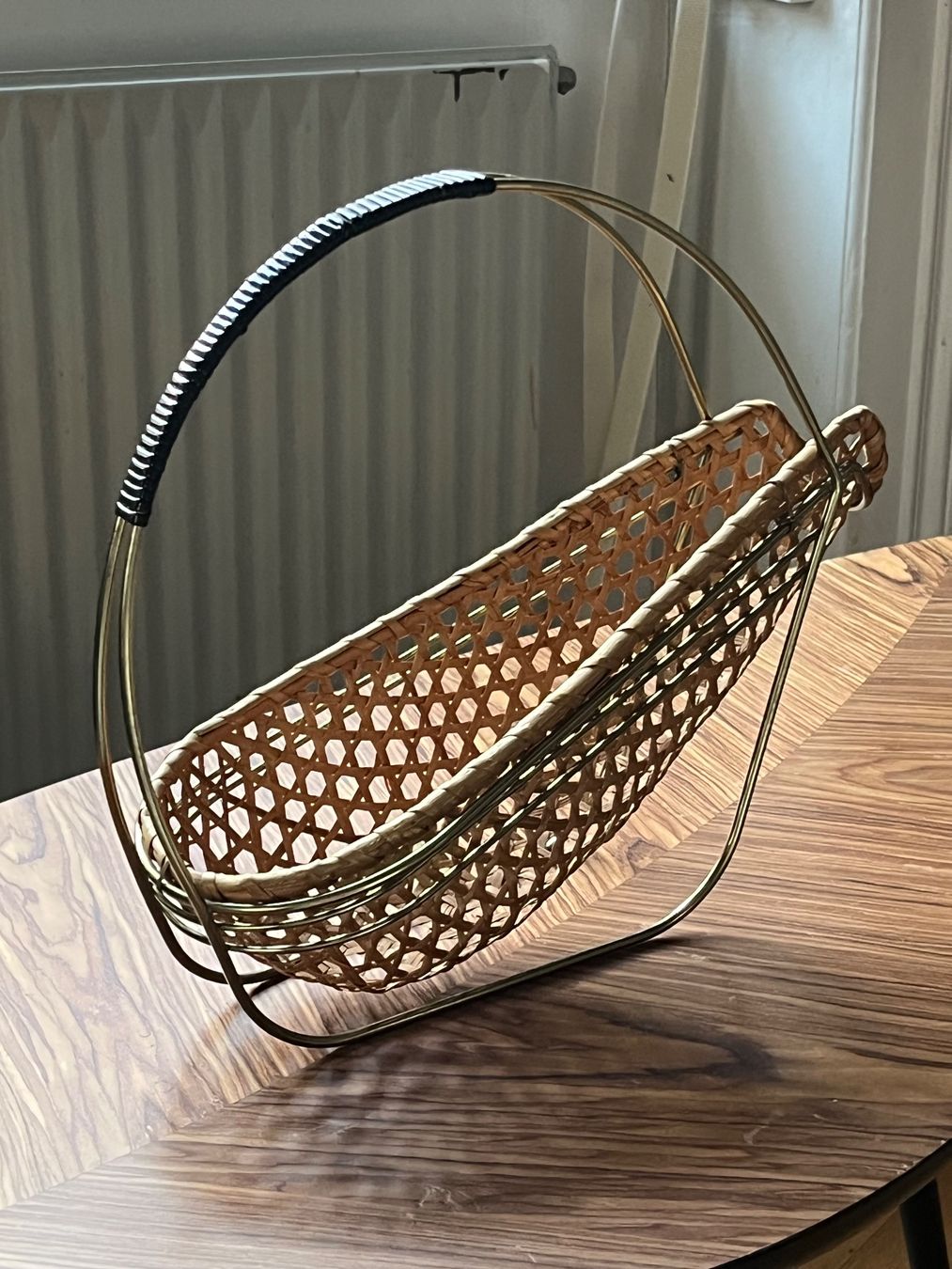 Portabottiglie: Mid Century Design Flaschenhalter Weinständer mit Geflecht – Usato da Basel venduto da Smermor