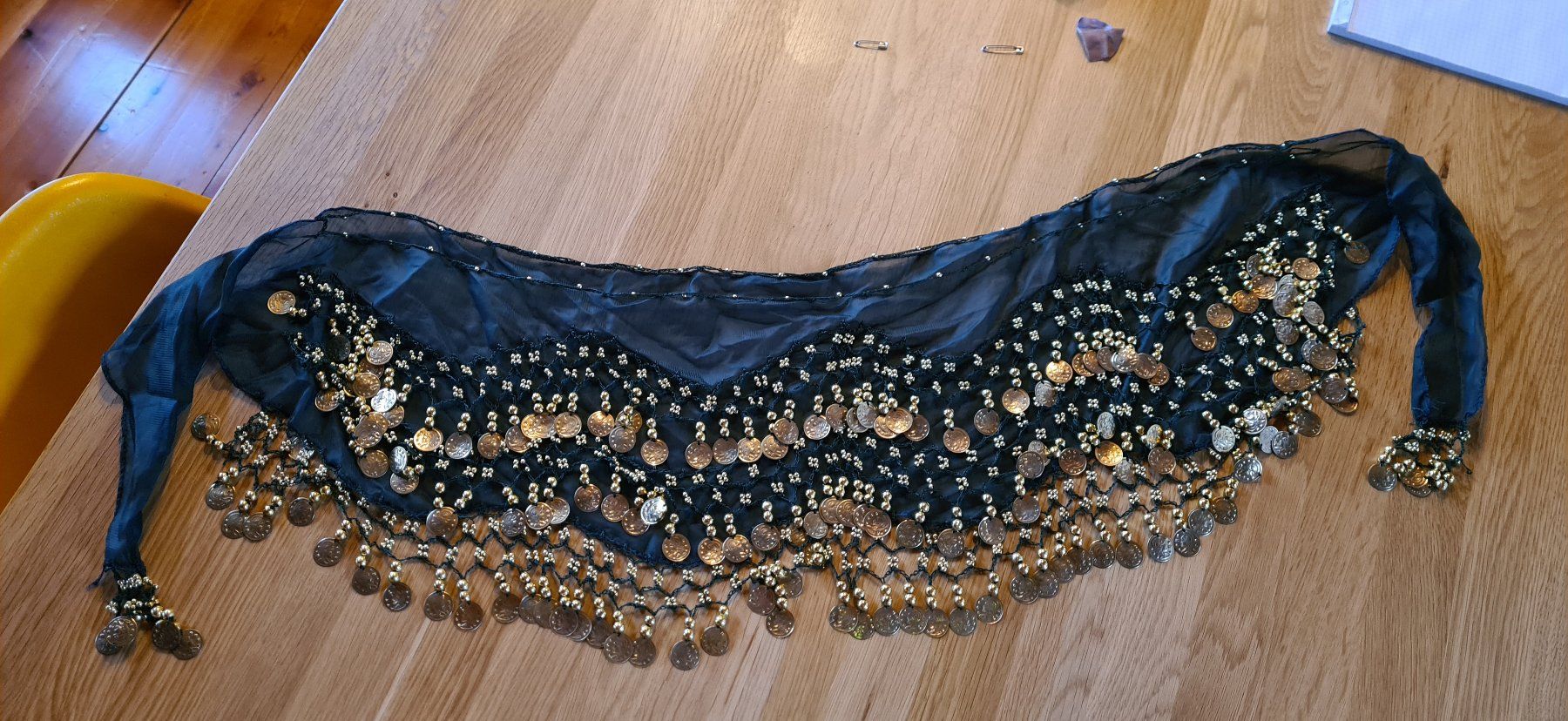Completi & Tailleur: Foulard de dance orientale vert/doré, avec piécettes – Usato da Miège venduto da engernhaus