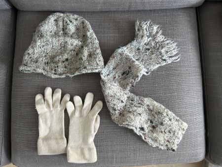Wollmütze, Schal und Handschuhe im Set. Damen