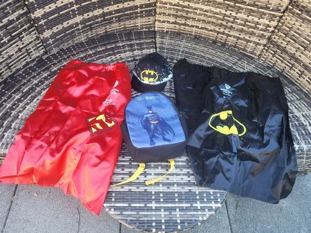 Superhelden Set mit Rucksack und 2 Umhänge & Sonnenhut