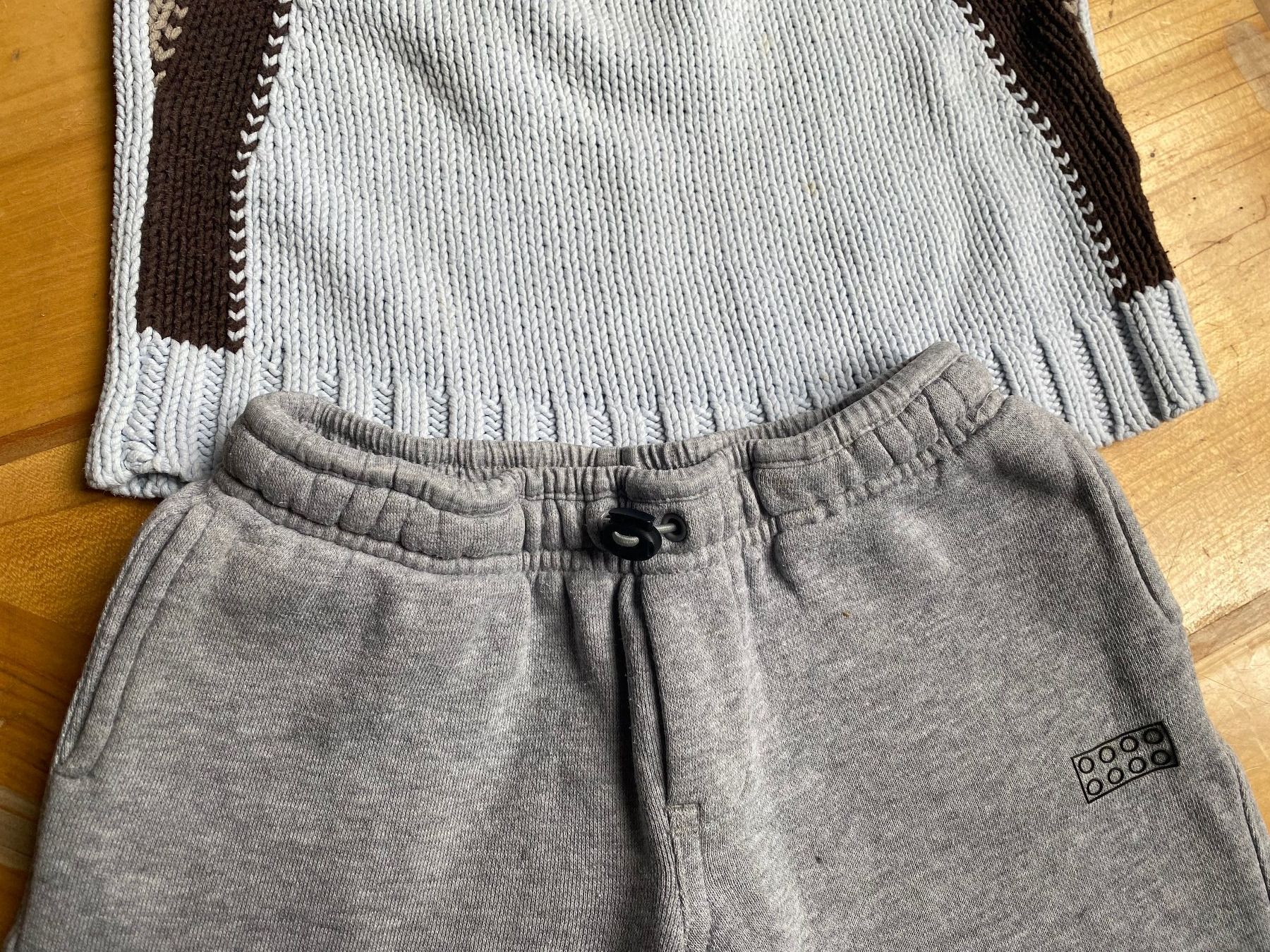 Lotti & Set di vestiti: Sporthose u. Baumwoll Pulli Gr 104 – Usato da Fribourg venduto da geraldine132 1