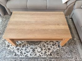 Couchtisch aus Holz mit Rollen