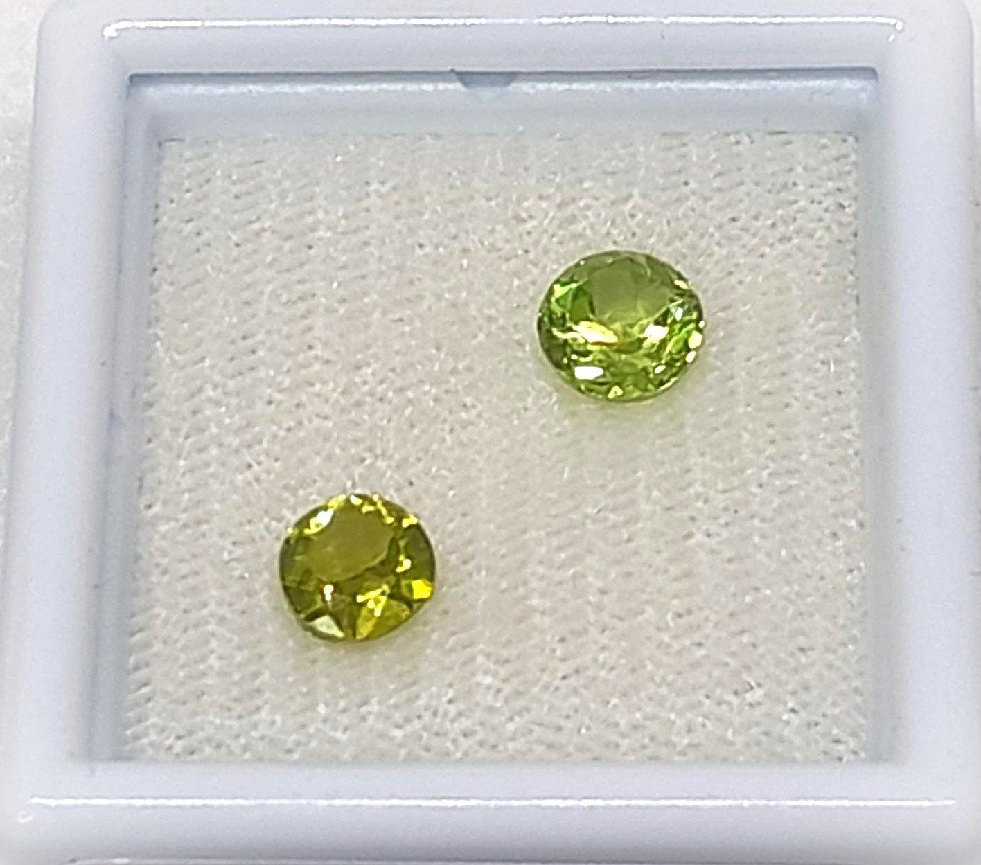 Pietre preziose: 2x Péridots ronds 5 mm - Valeur 135.- Fr – Nuovo (secondo la descrizione) da Grimisuat venduto da Valgem