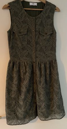Tolles olivgrünes Spitzenkleid von les temps des cerises
