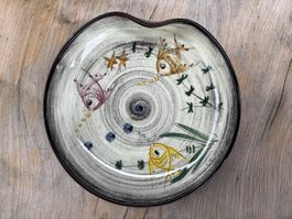 Handbemalte Keramikschale mit Fischmuster