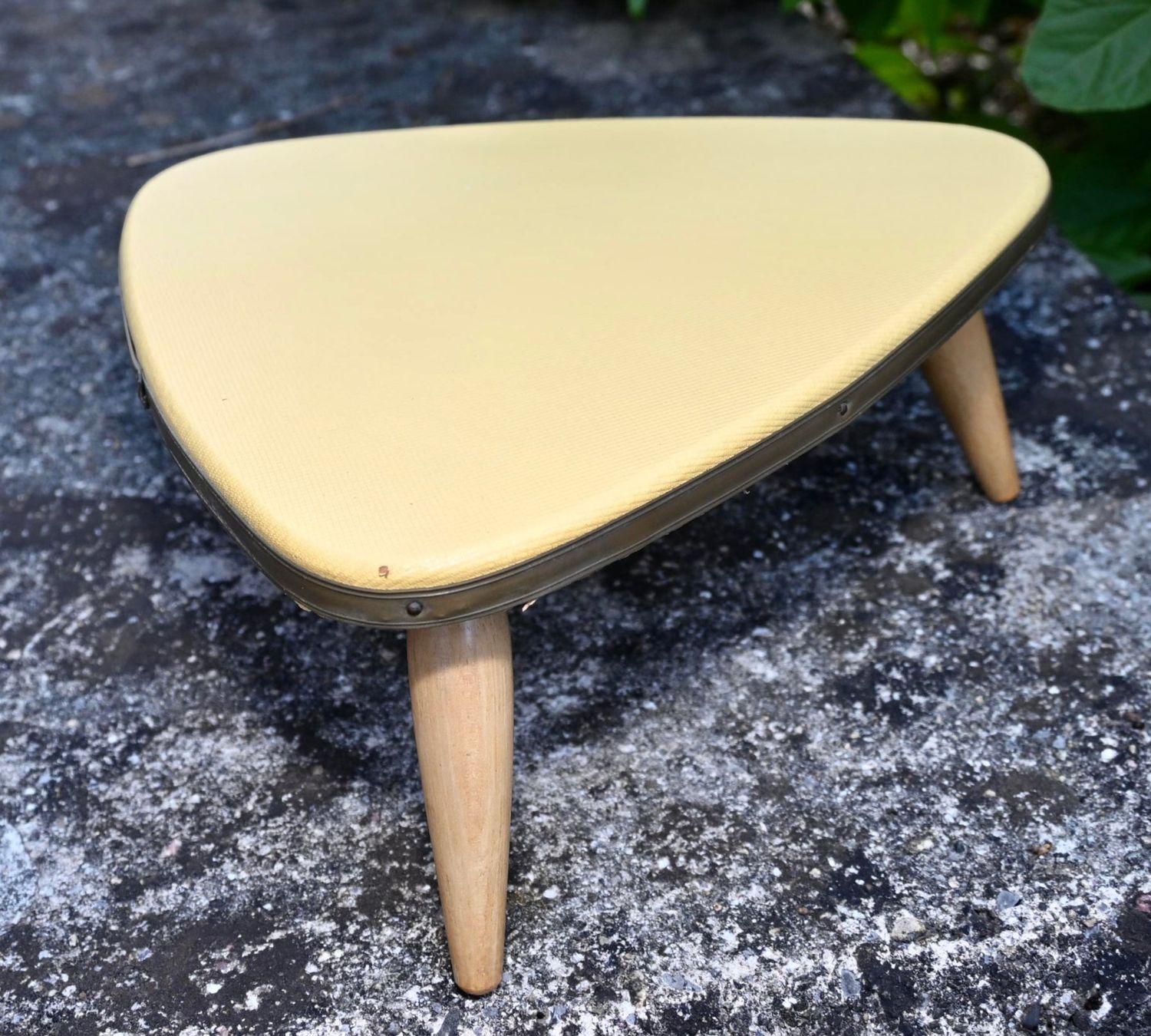 Hocker: Vintage Blumenhocker Höhe 10.5cm pflanzenhocker eigelb – Gebraucht aus Pfaffhausen von mono_rec 9