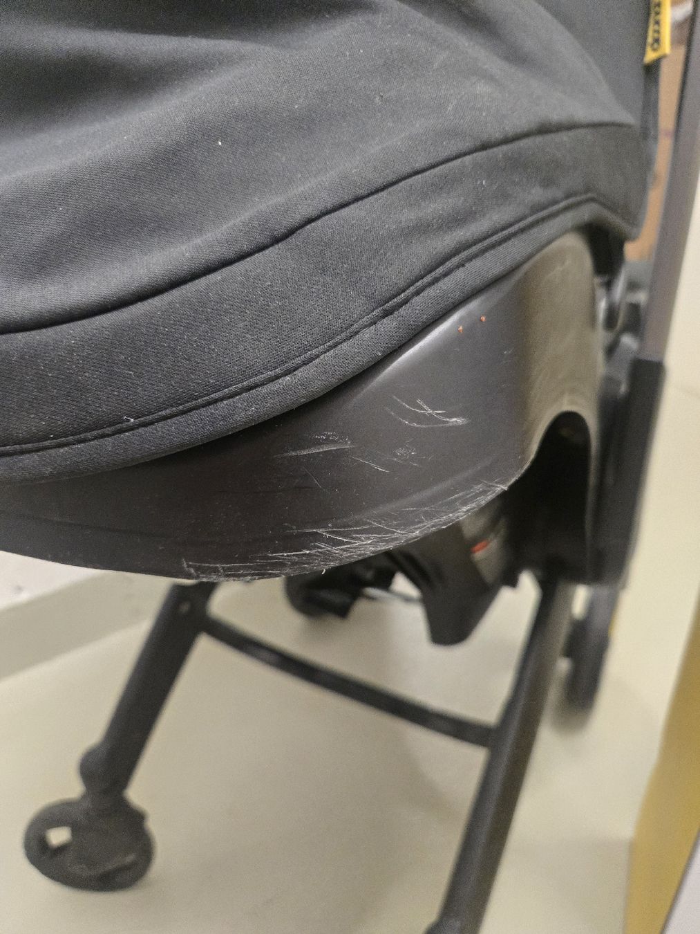 Doona Poussette: Doona Kinderwagen mit ISO Fix Station  mit Gebrauchsspuren – D'occasion à Horgen par eLiisat 1