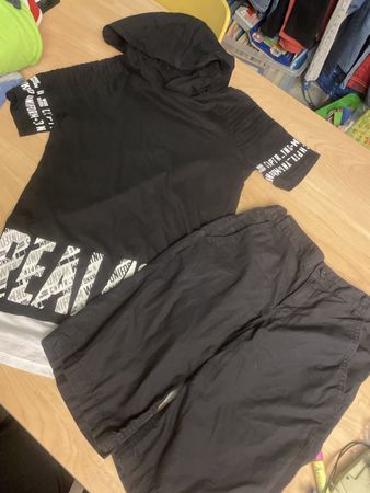 Schwarzes Chapter T-Shirt mit Kapuze, kurze C&A Shorts 146