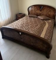Lit double en bois, 2 tablesde chevets style ancien, utilisé