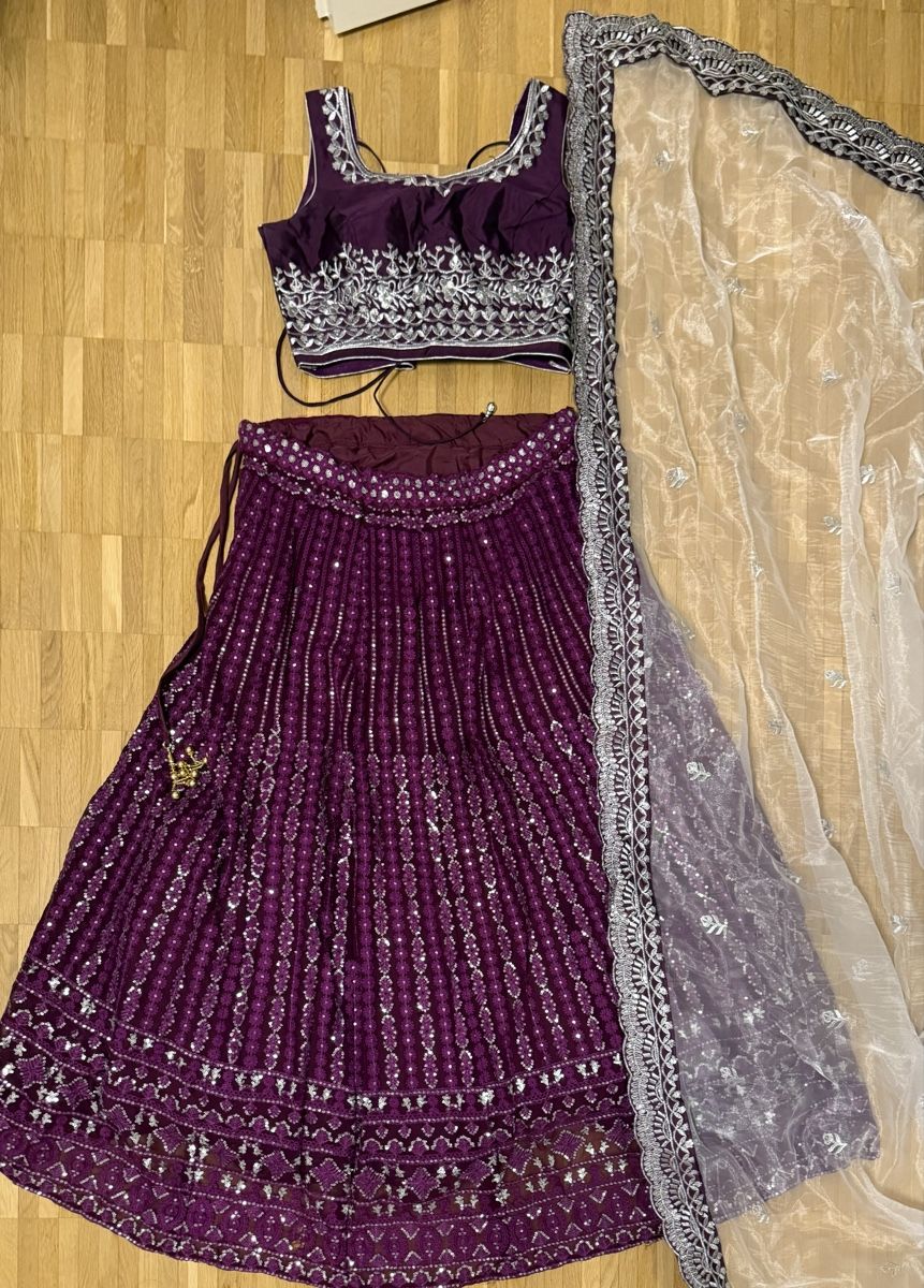 Vestiti: Purple Embroidered Georgette Lehenga – Nuovo (secondo la descrizione) da Bulle venduto da pra_c9c8 3