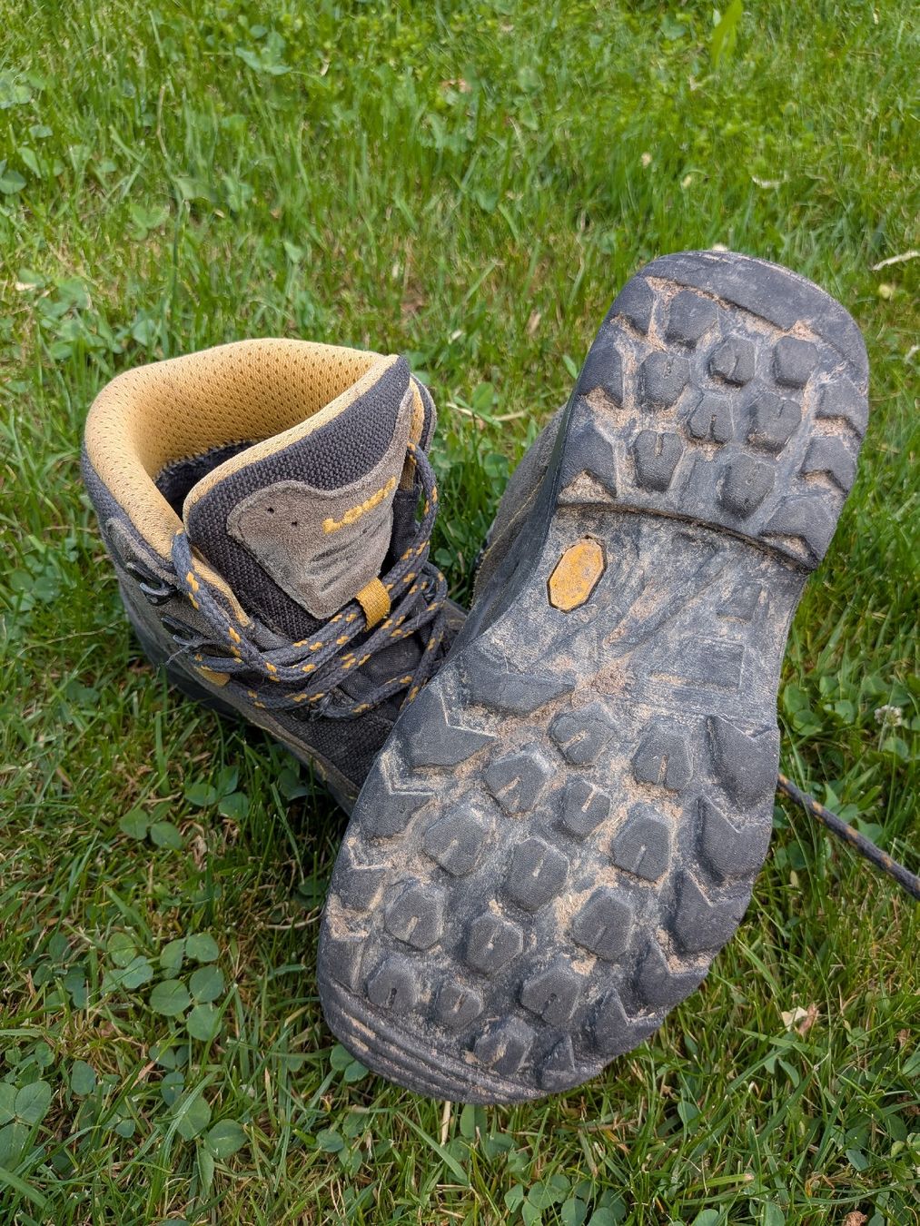 Lowa Chaussures garçon: Wanderschuhe – D'occasion à Schwanden i. E. par Pesifaloda 1