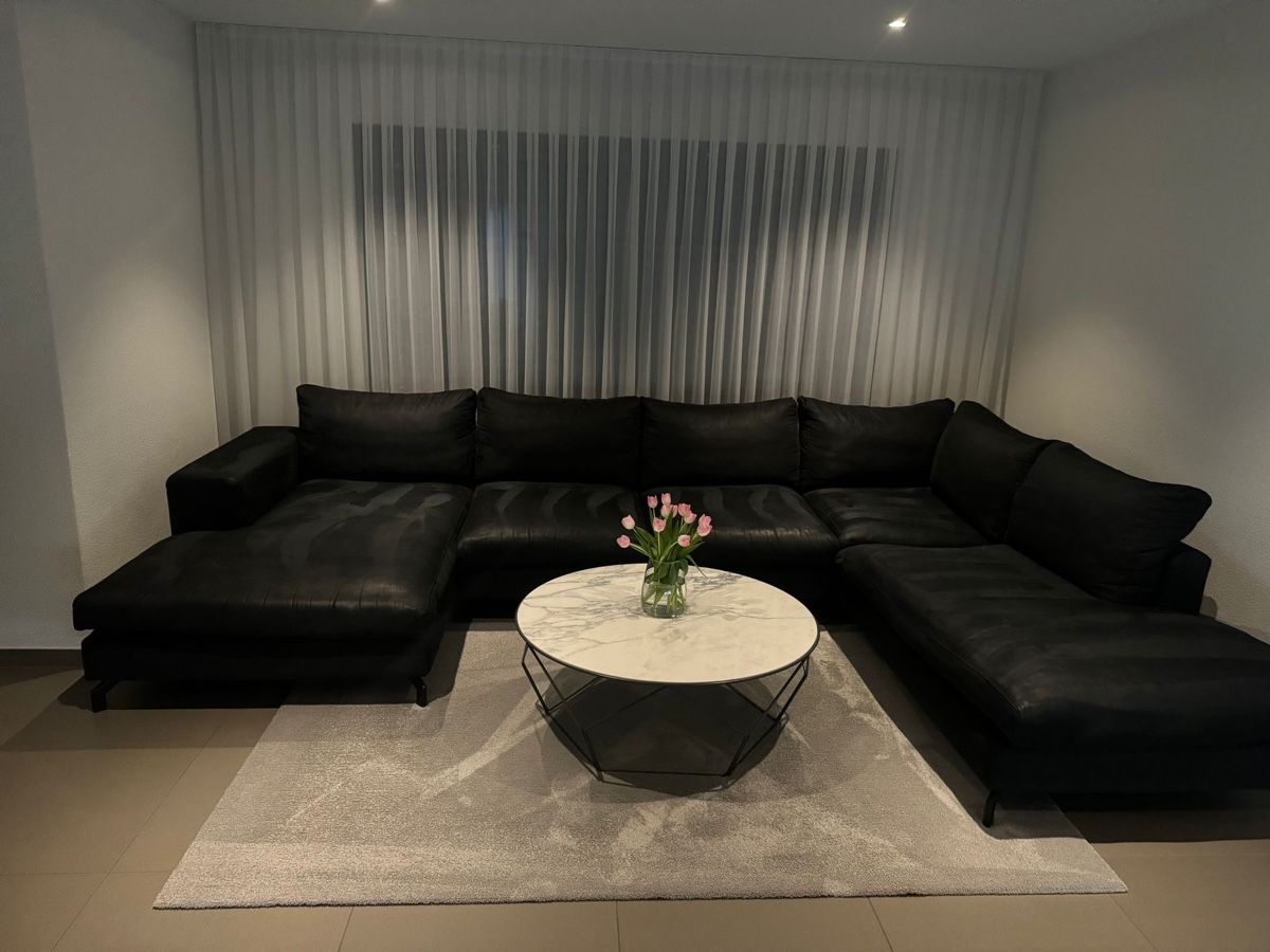 Divani: Schwarzes Ecksofa mit viel Platz – Usato da Hirschthal venduto da E_M.90