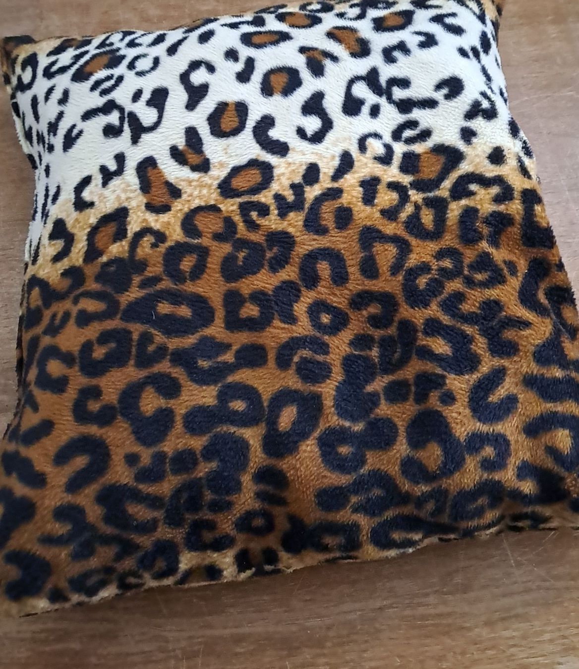 Coussins: Kissen Leopard Muster Stoff Grösse ca. 40x40 cm – D'occasion à Zürich par Schoebi19