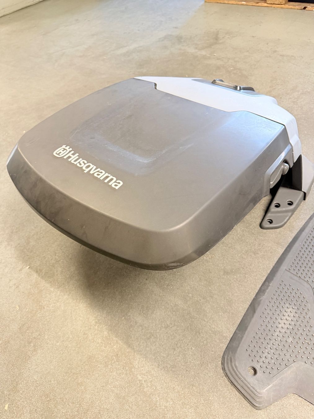 Husqvarna Tondeuses à gazon: Husqvarna AutoMower 305 mit Garage – D'occasion à Lenzburg par billistar 5