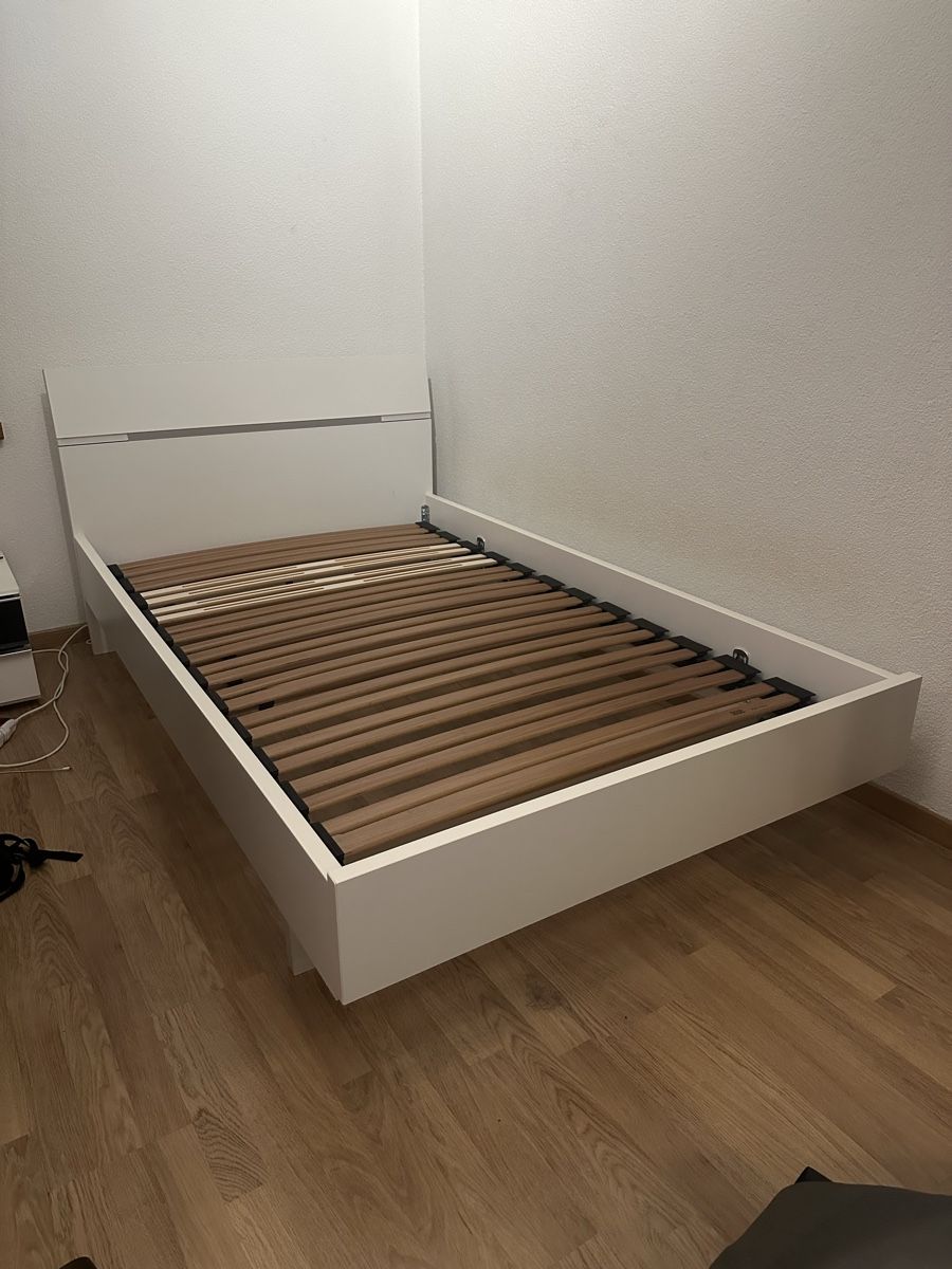 Letti: Bett mit Lattenrost und integrierter Beleuchtung – Usato da Schübelbach venduto da Synonymous
