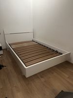 Bett mit Lattenrost und integrierter Beleuchtung