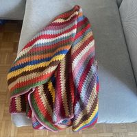 Handgestrickte Decke mehrfarbig gestreift 