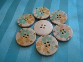 20 Holzknöpfe Blumen gelb/türkis 25 mm