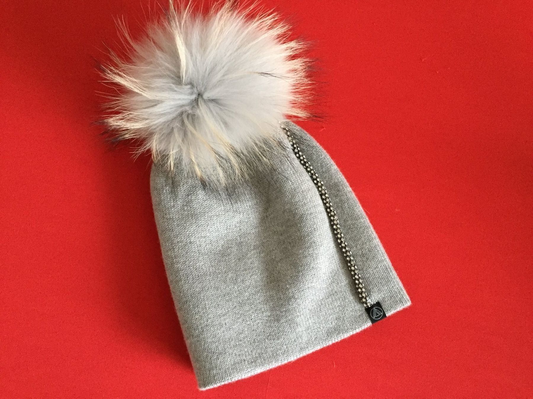 Chapeaux, bonnets & casquettes: wunderschöne Mütze mit Echtfellbommel und Strass, hellgrau – Neuf avec emballage d'origine à Adliswil par vette56 2