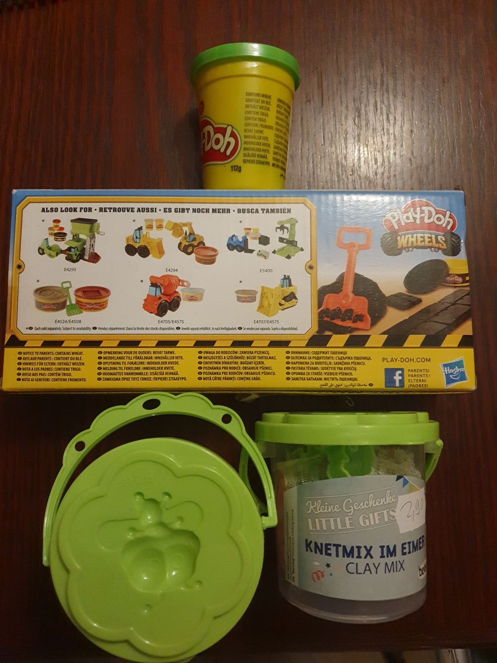 Materiale per modellare: 1 Play-Doh Wheels, 1 Eimer P-D grün, 2 Eimer Knete Neu OVP – Nuovo e nell'imballaggio originale da Wiler b. Seedorf venduto da Peterundpaul 1