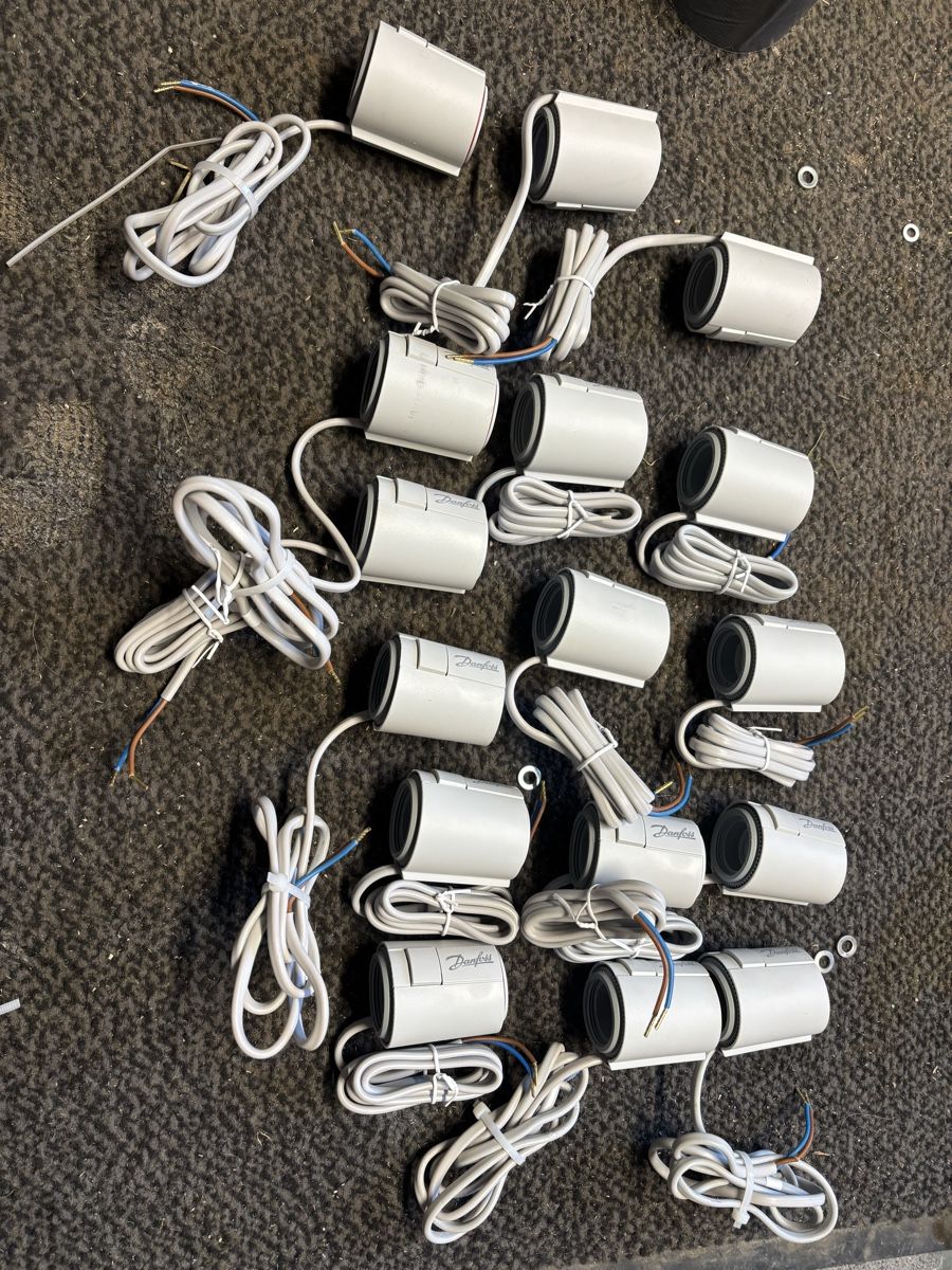Radiatori: Lot de 15 Danfoss 230v Chauffage neuf – Usato da Cornol venduto da mpp_xnj7