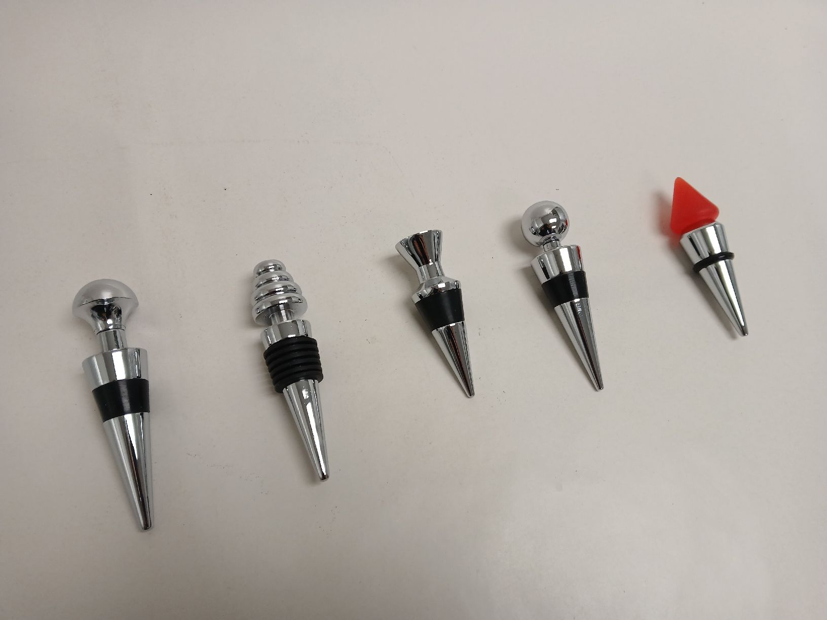 Apribottiglie & Tappi per chiusura: wine stoppers CHF 3 each - can send after Jan 5 – Nuovo e nell'imballaggio originale da Dübendorf venduto da rol_fm6d 3