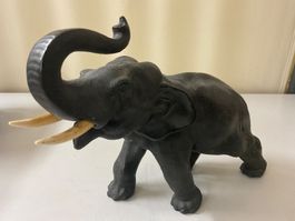 Eindrucksvoller Elefant aus Japan, mit Signatur. Antik