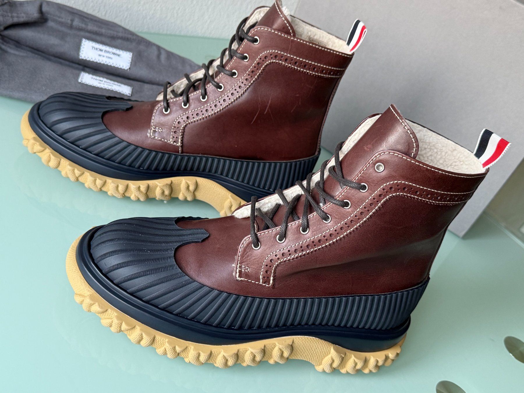 Louis Vuitton Scarpe da uomo: THOM BROWNE Shearling Lined Longwing Duck Boots 41.5 NEU – Nuovo e nell'imballaggio originale da Kreuzlingen venduto da kruezbiz
