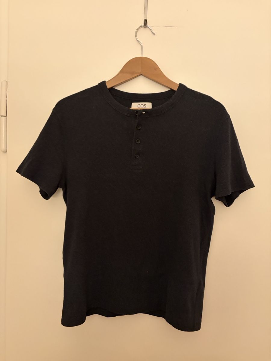 Cos T-shirt: COS Henleyshirt Kurzarm gebraucht – Usato da Basel venduto da val_c6ww 1