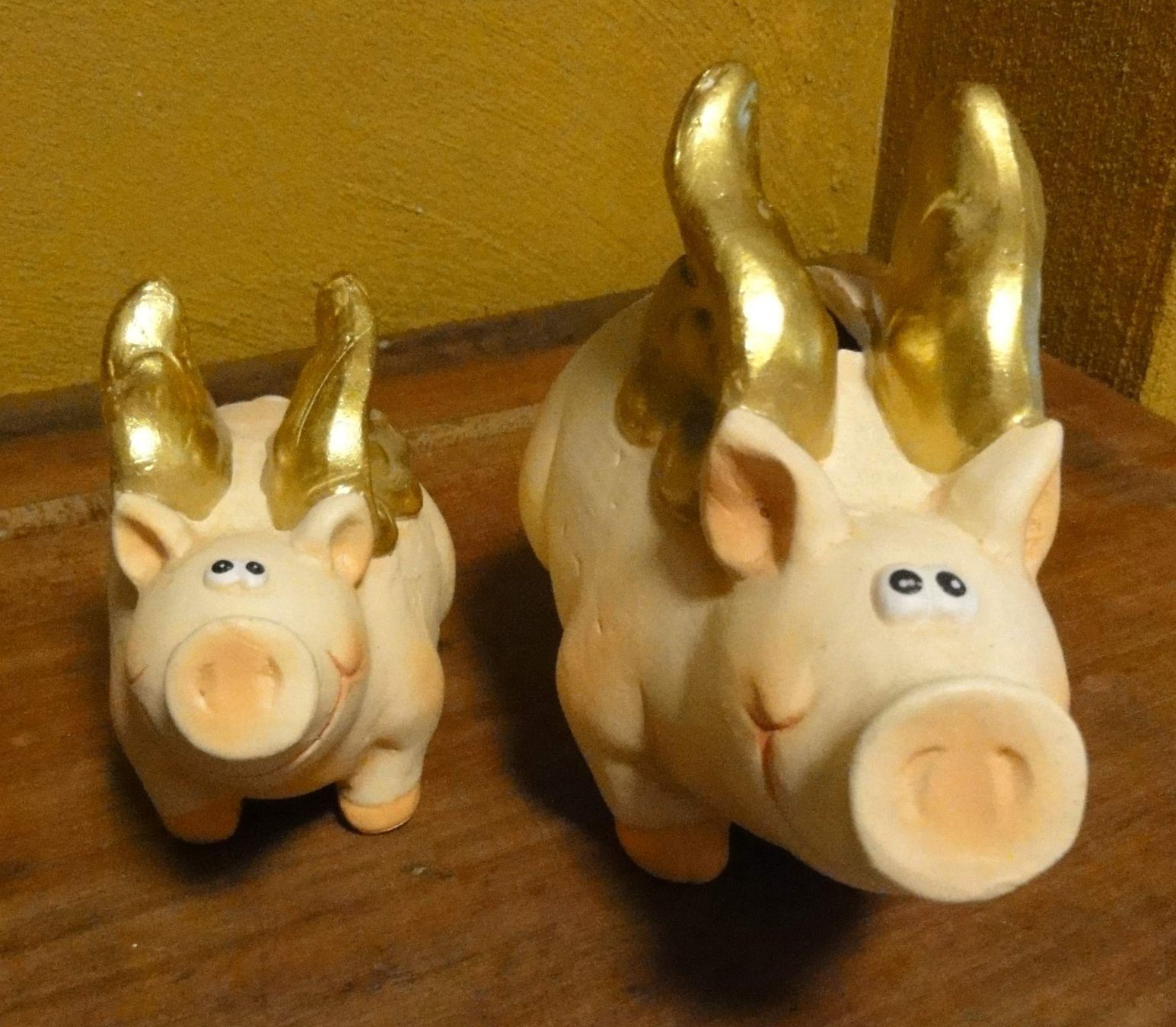 Statuette: Schweinchen mit goldigen Flügeln, 2 Stk. – Usato da Wohlen AG venduto da Flusslauf