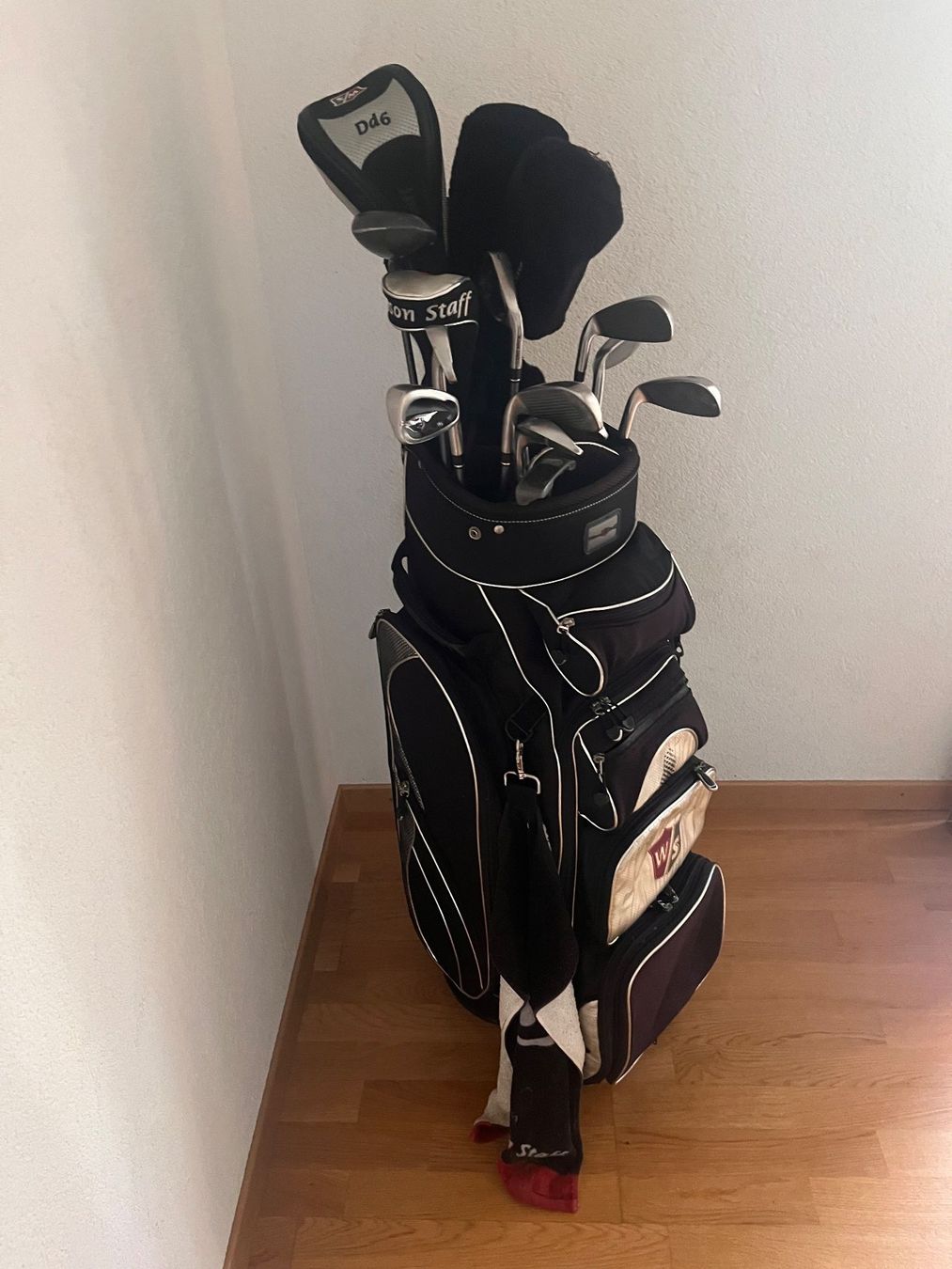 Wilson Mazze & Set: Sac de golf Wilson Staff complet et accessoires – Usato da Sion venduto da crm_f5f9 1