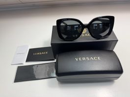 Versace sunglasses, classy & sassy! 😎 Summer essential!