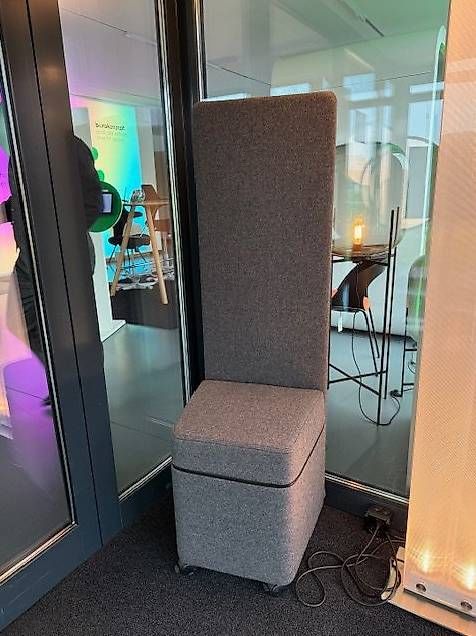 Hocker: Hocker mit hoher Rückenlehne, hellgrau, Ausstellungsmodel – Gebraucht aus Lenzburg von Buerokonz